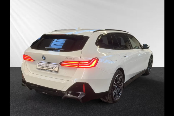 BMW 5 Serie Touring 530e M Sport ** LED, NAVI+, LEDER/ALC, PANORAMA, TREKH, H&K SOUND, 19-inch LMV ** 1e EIG - Ex BMW-AG ** ** INFORMEER OOK NAAR ONZE AANTREKKELIJKE FINANCIAL-LEASE TARIEVEN **
