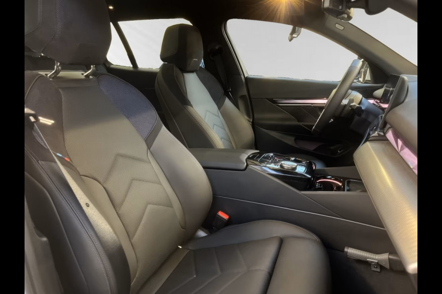 BMW 5 Serie Touring 530e M Sport ** LED, NAVI+, LEDER/ALC, PANORAMA, TREKH, H&K SOUND, 19-inch LMV ** 1e EIG - Ex BMW-AG ** ** INFORMEER OOK NAAR ONZE AANTREKKELIJKE FINANCIAL-LEASE TARIEVEN **
