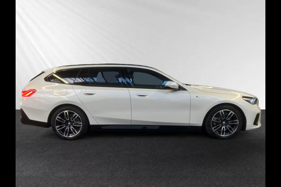 BMW 5 Serie Touring 530e M Sport ** LED, NAVI+, LEDER/ALC, PANORAMA, TREKH, H&K SOUND, 19-inch LMV ** 1e EIG - Ex BMW-AG ** ** INFORMEER OOK NAAR ONZE AANTREKKELIJKE FINANCIAL-LEASE TARIEVEN **