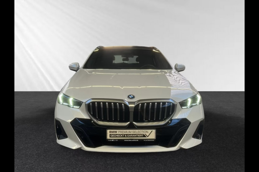 BMW 5 Serie Touring 530e M Sport ** LED, NAVI+, LEDER/ALC, PANORAMA, TREKH, H&K SOUND, 19-inch LMV ** 1e EIG - Ex BMW-AG ** ** INFORMEER OOK NAAR ONZE AANTREKKELIJKE FINANCIAL-LEASE TARIEVEN **