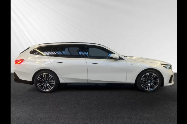 BMW 5 Serie Touring 530e M Sport ** LED, NAVI+, LEDER/ALC, PANORAMA, TREKH, H&K SOUND, 19-inch LMV ** 1e EIG - Ex BMW-AG ** ** INFORMEER OOK NAAR ONZE AANTREKKELIJKE FINANCIAL-LEASE TARIEVEN **