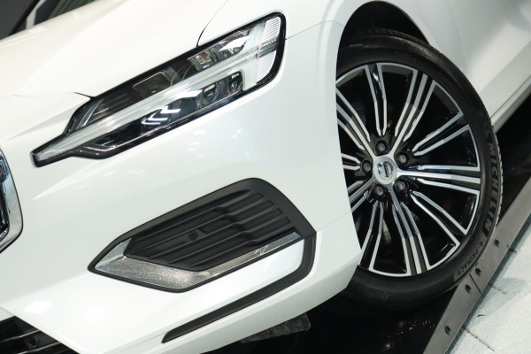 Volvo V60 2.0 T8 AWD Inscription / PANO / HK / MEMORY / ACC / KEYLESS / CAMERA