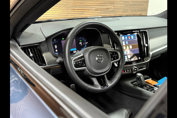 Volvo V90 T6 Recharge AWD R-Design Ultra Black | FaceLift | Pano | ILS Licht-Pakket | Comfort-Pakket | Parkeerassistent-Pakket |