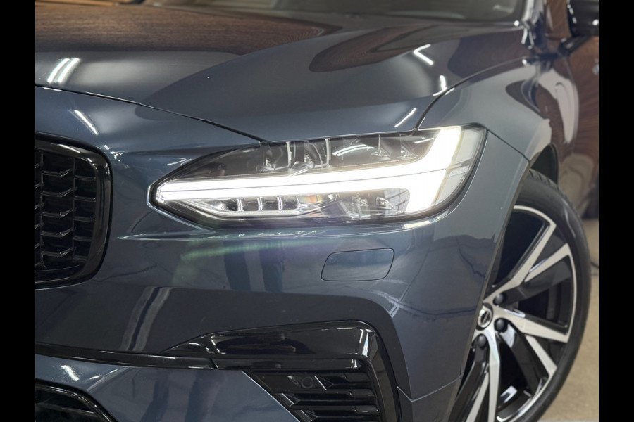 Volvo V90 T6 Recharge AWD R-Design Ultra Black | FaceLift | Pano | ILS Licht-Pakket | Comfort-Pakket | Parkeerassistent-Pakket |
