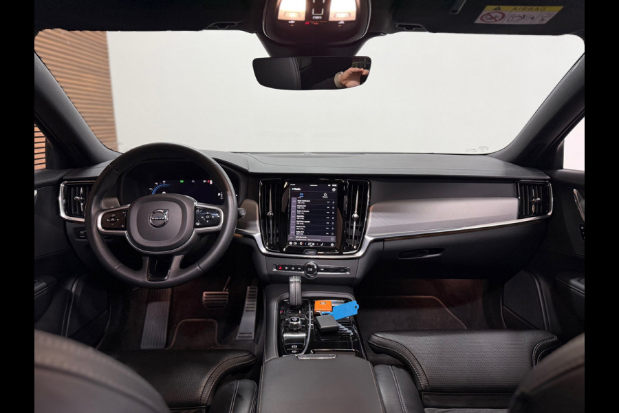 Volvo V90 T6 Recharge AWD R-Design Ultra Black | FaceLift | Pano | ILS Licht-Pakket | Comfort-Pakket | Parkeerassistent-Pakket |