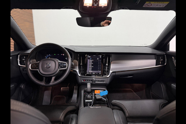 Volvo V90 T6 Recharge AWD R-Design Ultra Black | FaceLift | Pano | ILS Licht-Pakket | Comfort-Pakket | Parkeerassistent-Pakket |