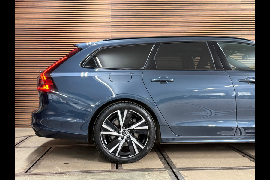 Volvo V90 T6 Recharge AWD R-Design Ultra Black | FaceLift | Pano | ILS Licht-Pakket | Comfort-Pakket | Parkeerassistent-Pakket |