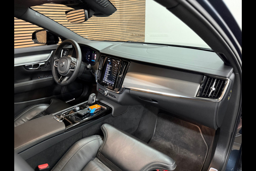 Volvo V90 T6 Recharge AWD R-Design Ultra Black | FaceLift | Pano | ILS Licht-Pakket | Comfort-Pakket | Parkeerassistent-Pakket |