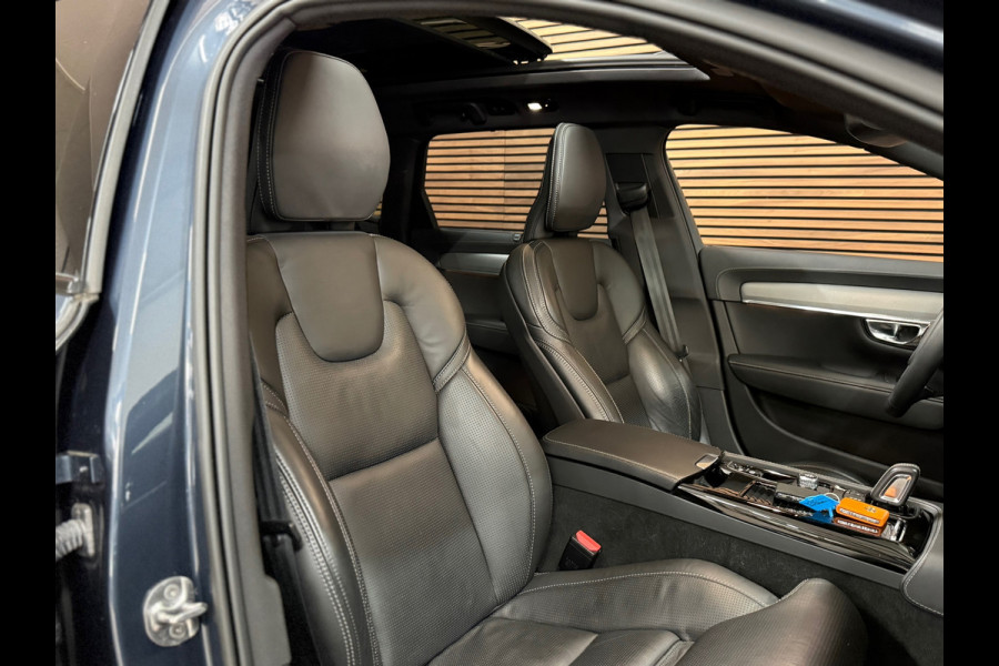 Volvo V90 T6 Recharge AWD R-Design Ultra Black | FaceLift | Pano | ILS Licht-Pakket | Comfort-Pakket | Parkeerassistent-Pakket |