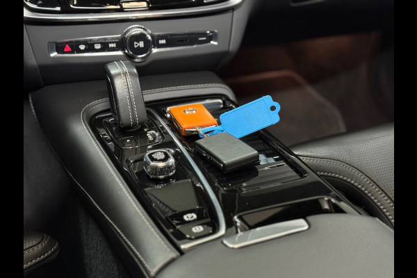 Volvo V90 T6 Recharge AWD R-Design Ultra Black | FaceLift | Pano | ILS Licht-Pakket | Comfort-Pakket | Parkeerassistent-Pakket |
