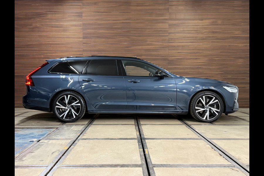 Volvo V90 T6 Recharge AWD R-Design Ultra Black | FaceLift | Pano | ILS Licht-Pakket | Comfort-Pakket | Parkeerassistent-Pakket |