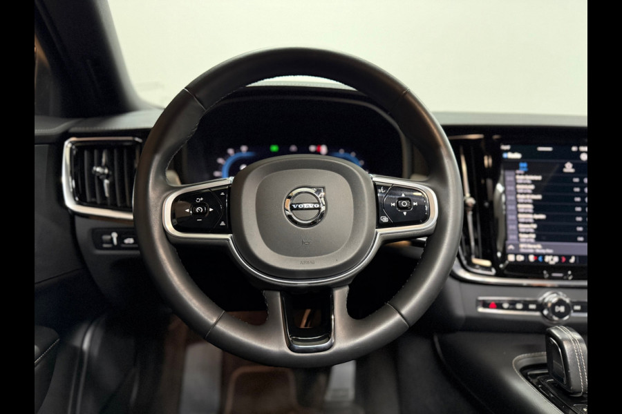 Volvo V90 T6 Recharge AWD R-Design Ultra Black | FaceLift | Pano | ILS Licht-Pakket | Comfort-Pakket | Parkeerassistent-Pakket |