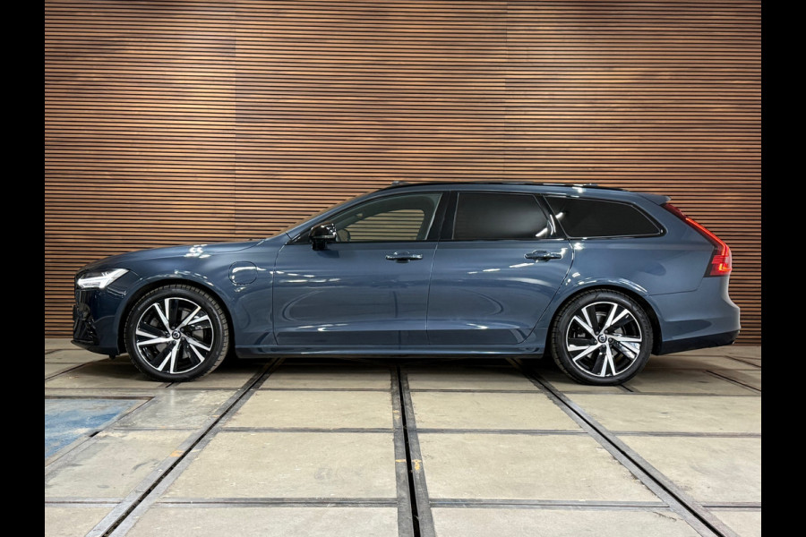 Volvo V90 T6 Recharge AWD R-Design Ultra Black | FaceLift | Pano | ILS Licht-Pakket | Comfort-Pakket | Parkeerassistent-Pakket |
