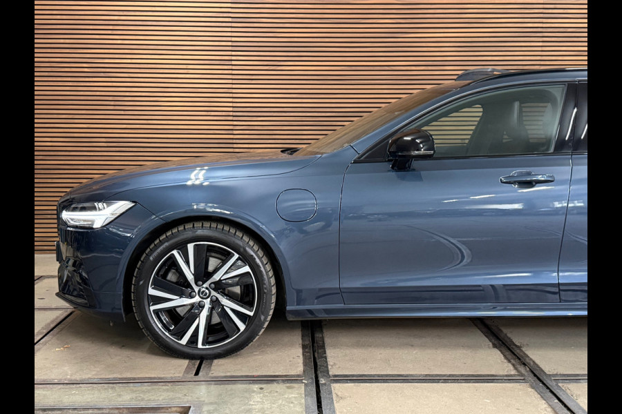 Volvo V90 T6 Recharge AWD R-Design Ultra Black | FaceLift | Pano | ILS Licht-Pakket | Comfort-Pakket | Parkeerassistent-Pakket |