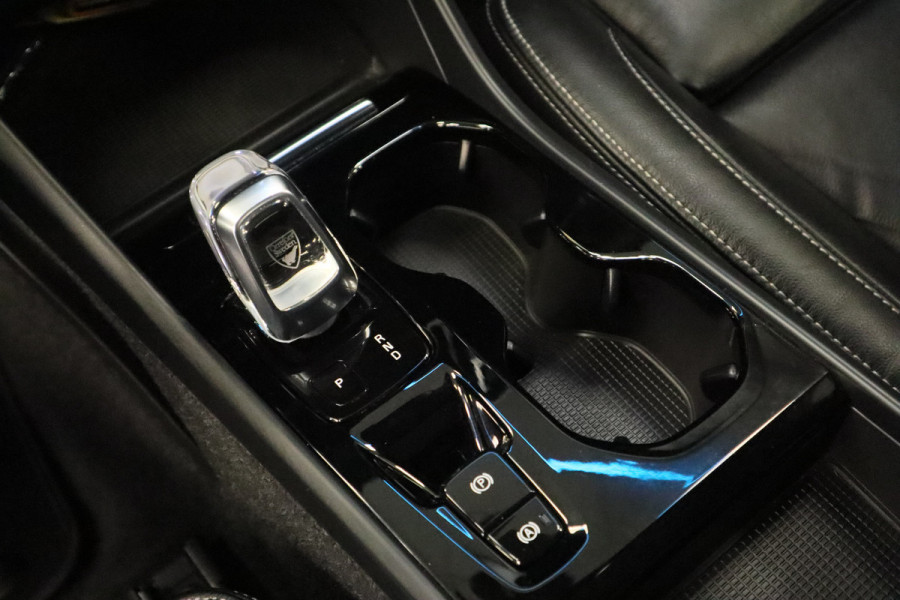 Volvo XC40 1.5 T5 Recharge Inscription Panoramadak Navigatie Leder Trekhaak 24 maanden garantie mogelijk (*vraag naar de voorwaarden)