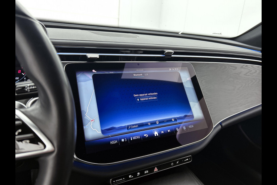 Mercedes-Benz E-Klasse Estate 300 e Luxury Line Plug-In Hybride Trekhaak | Rijassistentiepakket plus | Parkeerpakket met 360°-camera | Distronic | Sfeerverlichting. Inclusief 24 maanden MB Certified garantie voor Europa.