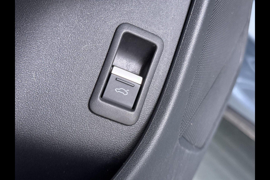 Audi Q4 e-tron 40 Launch edition Advanced Plus 77 kWh SOH 92% | S-LINE INTERIEUR | PANORAMADAK | STOELVERWARMING | ELEKTRISCHE ACHTERKLEP | LUXE BEKLEDING | RIJKLAAR MET 12 MND BOVAG GARANTIE