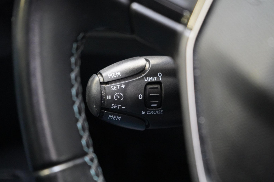 Peugeot 3008 1.2 PureTech Crossway | Panoramadak | Trekhaak | Navigatie | Camera | All-seasonbanden