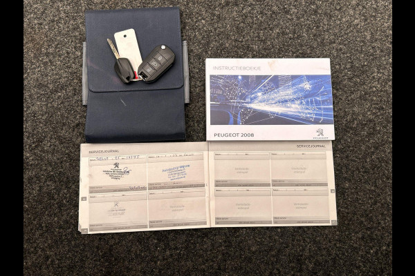 Peugeot 2008 1.2 PureTech Allure | Trekhaak | Stoelverwarming Panorama Dak Climate / Cruise control Carplay Lichtmetaal