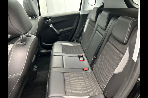 Peugeot 2008 1.2 PureTech Allure | Trekhaak | Stoelverwarming Panorama Dak Climate / Cruise control Carplay Lichtmetaal