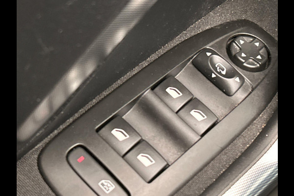 Peugeot 2008 1.2 PureTech Allure | Trekhaak | Stoelverwarming Panorama Dak Climate / Cruise control Carplay Lichtmetaal