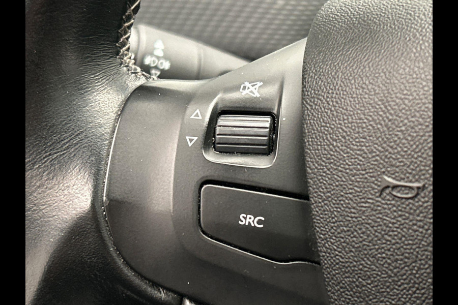 Peugeot 2008 1.2 PureTech Allure | Trekhaak | Stoelverwarming Panorama Dak Climate / Cruise control Carplay Lichtmetaal