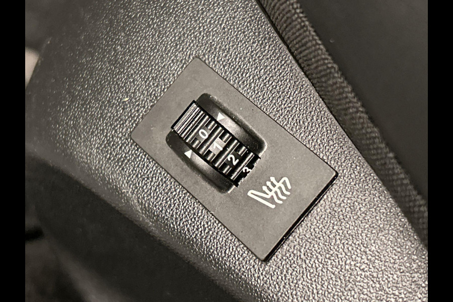 Peugeot 2008 1.2 PureTech Allure | Trekhaak | Stoelverwarming Panorama Dak Climate / Cruise control Carplay Lichtmetaal