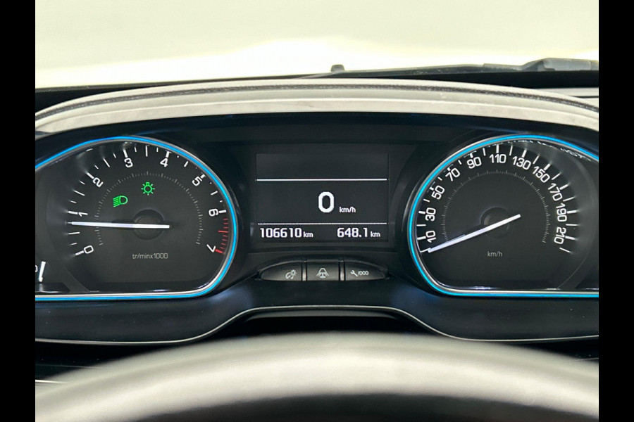 Peugeot 2008 1.2 PureTech Allure | Trekhaak | Stoelverwarming Panorama Dak Climate / Cruise control Carplay Lichtmetaal