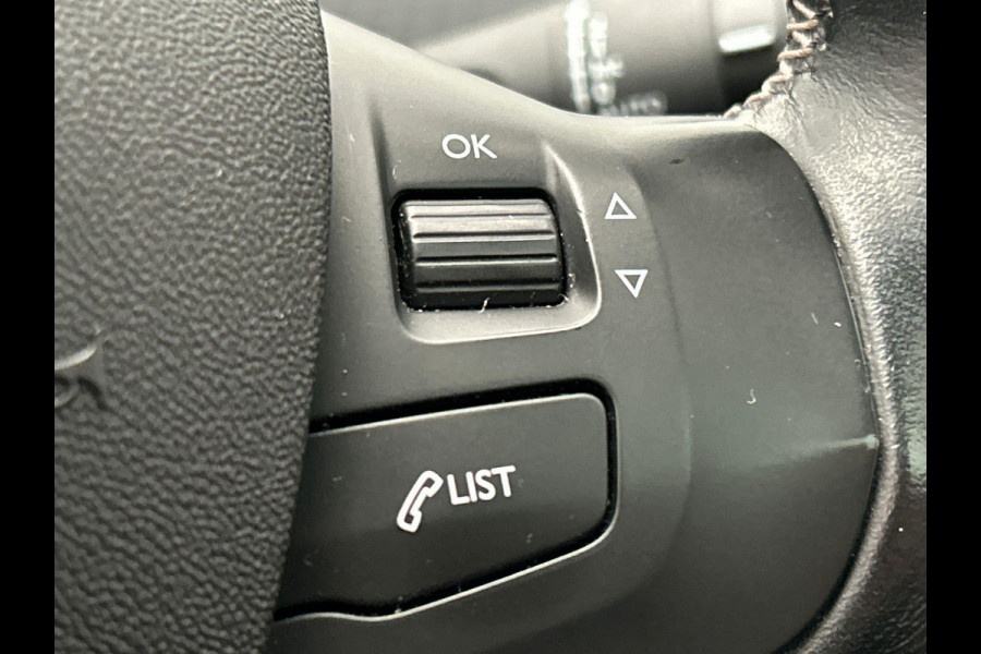 Peugeot 2008 1.2 PureTech Allure | Trekhaak | Stoelverwarming Panorama Dak Climate / Cruise control Carplay Lichtmetaal