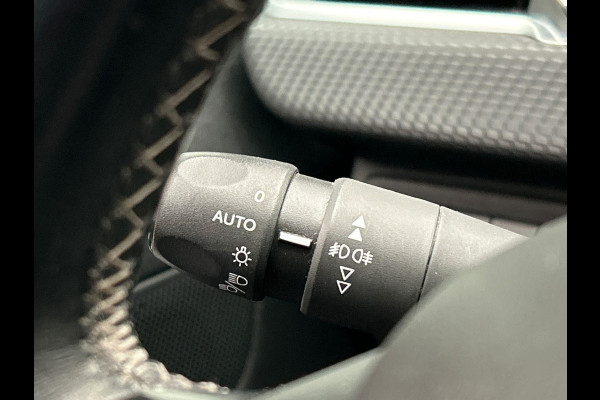 Peugeot 2008 1.2 PureTech Allure | Trekhaak | Stoelverwarming Panorama Dak Climate / Cruise control Carplay Lichtmetaal