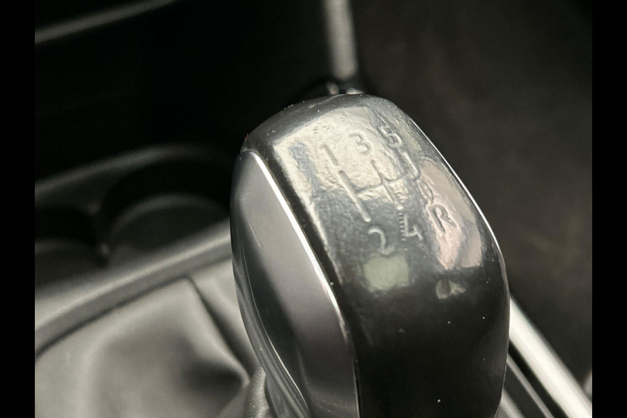 Peugeot 2008 1.2 PureTech Allure | Trekhaak | Stoelverwarming Panorama Dak Climate / Cruise control Carplay Lichtmetaal