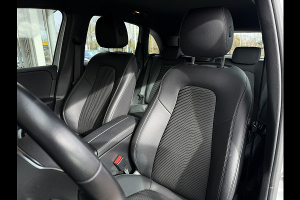 Mercedes-Benz B-klasse 180 Launch Edition Automaat / Parkeersensoren V-A / Cruise Control / Camera / Multimedia / 17'' LM / Navi
