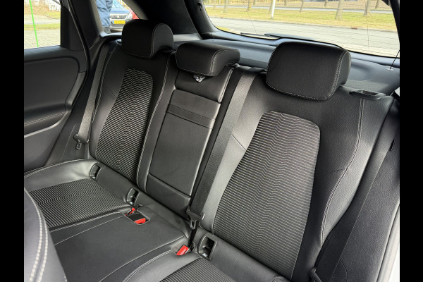 Mercedes-Benz B-klasse 180 Launch Edition Automaat / Parkeersensoren V-A / Cruise Control / Camera / Multimedia / 17'' LM / Navi