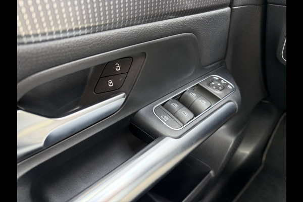 Mercedes-Benz B-klasse 180 Launch Edition Automaat / Parkeersensoren V-A / Cruise Control / Camera / Multimedia / 17'' LM / Navi