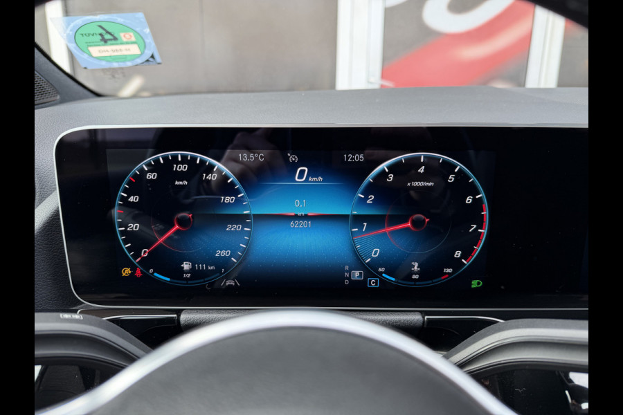 Mercedes-Benz B-klasse 180 Launch Edition Automaat / Parkeersensoren V-A / Cruise Control / Camera / Multimedia / 17'' LM / Navi