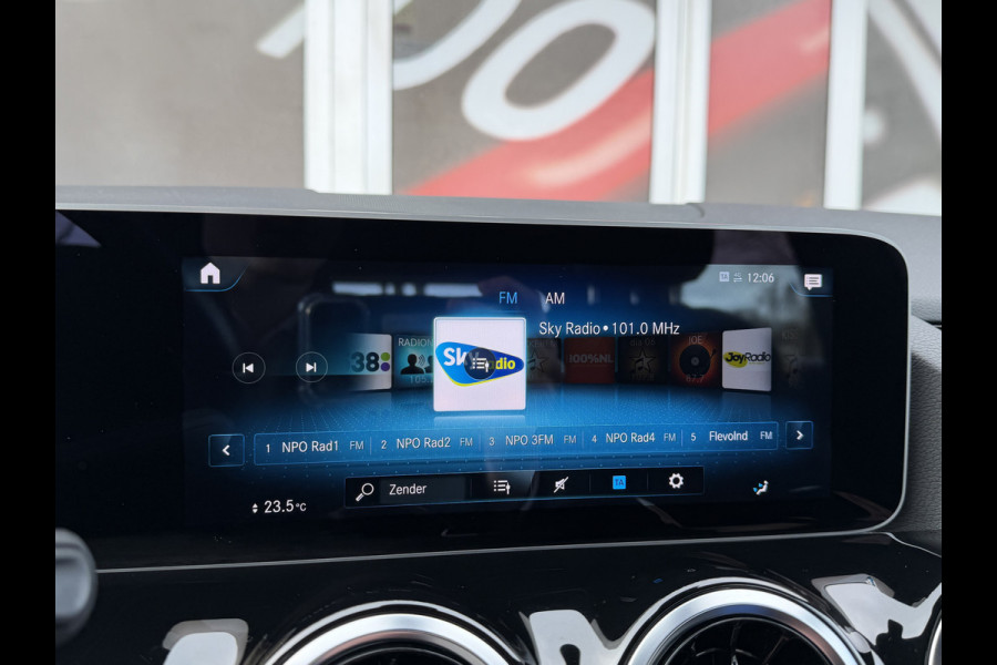 Mercedes-Benz B-klasse 180 Launch Edition Automaat / Parkeersensoren V-A / Cruise Control / Camera / Multimedia / 17'' LM / Navi