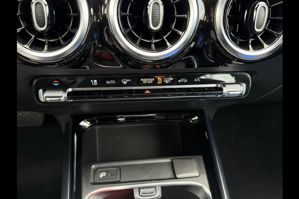 Mercedes-Benz B-klasse 180 Launch Edition Automaat / Parkeersensoren V-A / Cruise Control / Camera / Multimedia / 17'' LM / Navi