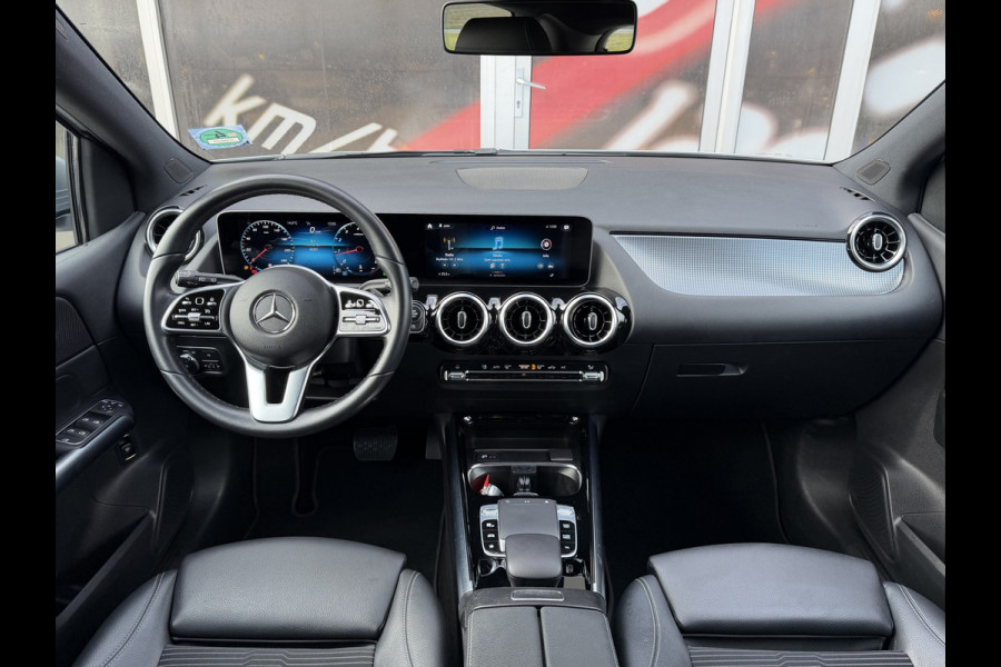 Mercedes-Benz B-klasse 180 Launch Edition Automaat / Parkeersensoren V-A / Cruise Control / Camera / Multimedia / 17'' LM / Navi