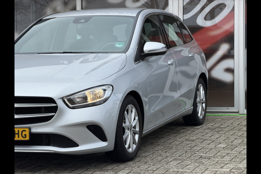 Mercedes-Benz B-klasse 180 Launch Edition Automaat / Parkeersensoren V-A / Cruise Control / Camera / Multimedia / 17'' LM / Navi