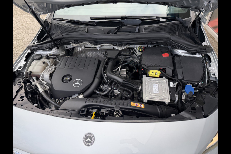 Mercedes-Benz B-klasse 180 Launch Edition Automaat / Parkeersensoren V-A / Cruise Control / Camera / Multimedia / 17'' LM / Navi