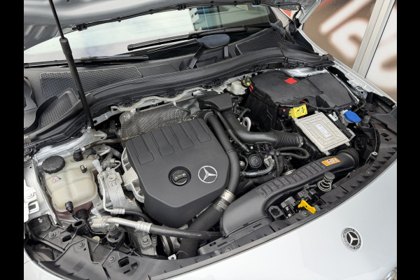Mercedes-Benz B-klasse 180 Launch Edition Automaat / Parkeersensoren V-A / Cruise Control / Camera / Multimedia / 17'' LM / Navi