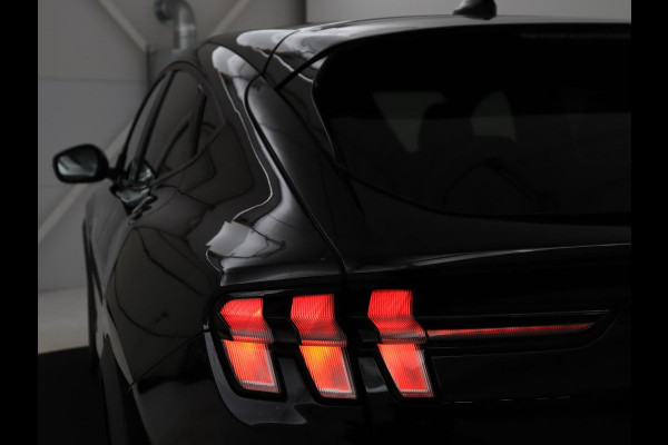 Ford Mustang Mach-E RWD 75 kWh | SOH 93% | Leder | Trekhaak | Stoelverwarming | Adaptive cruise | Carplay | Camera | Stuurverwarming | 18'' | Full LED | Dodehoek detectie | Navigatie