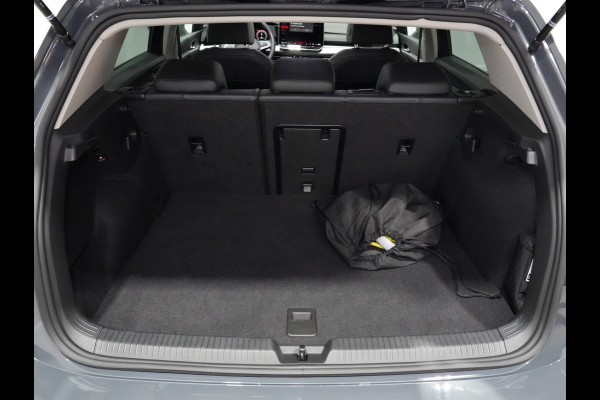 Volkswagen Golf 1.5 eHybrid 204pk Life Edition Panorama Stoel/Stuurverw. Camera 18"velgen Trekhaak