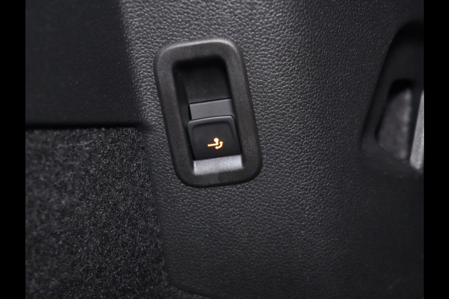 Volkswagen Golf 1.5 eHybrid 204pk Life Edition Panorama Stoel/Stuurverw. Camera 18"velgen Trekhaak