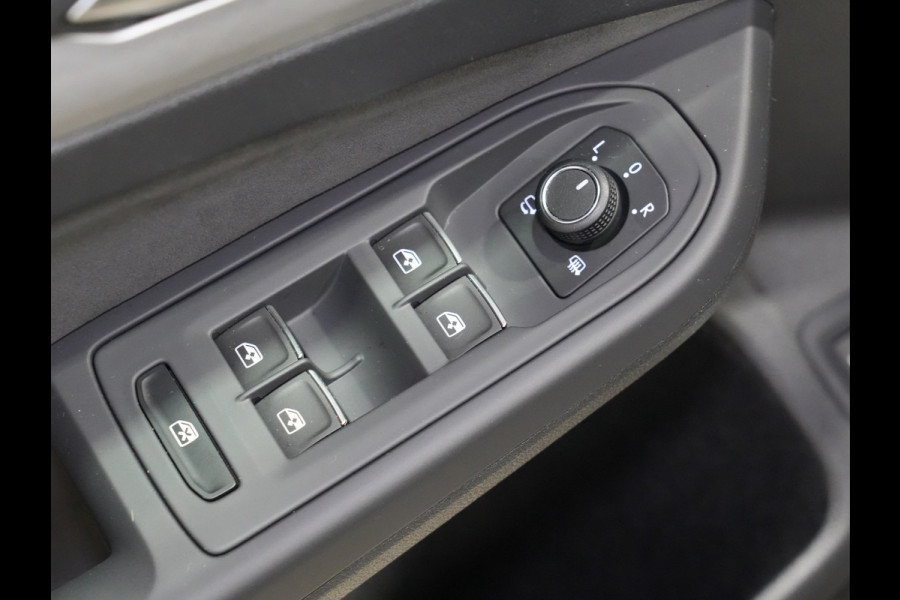 Volkswagen Golf 1.5 eHybrid 204pk Life Edition Panorama Stoel/Stuurverw. Camera 18"velgen Trekhaak