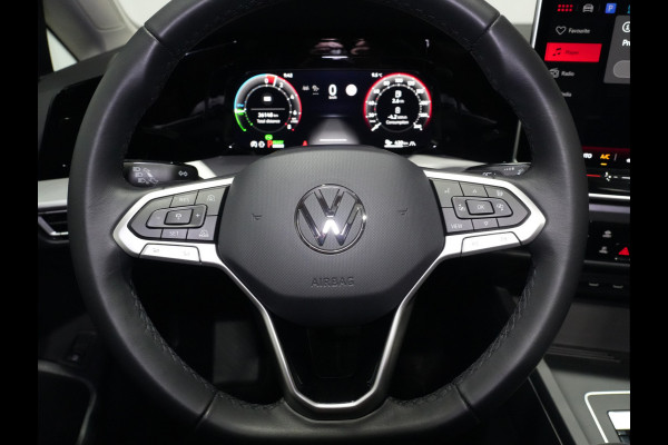 Volkswagen Golf 1.5 eHybrid 204pk Life Edition Panorama Stoel/Stuurverw. Camera 18"velgen Trekhaak
