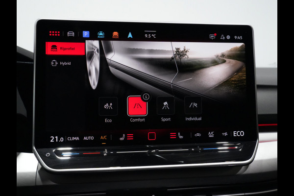 Volkswagen Golf 1.5 eHybrid 204pk Life Edition Panorama Stoel/Stuurverw. Camera 18"velgen Trekhaak