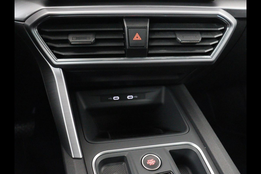 Seat Leon 1.5 eTSI FR Launch Edition | Stoelverwarming | Trekhaak | Adaptive cruise | Camera | Carplay | Sfeerverlichting | Navigatie | Keyless | Dynamic Chassis Control | Full LED