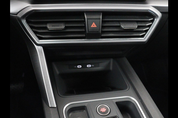 Seat Leon 1.5 eTSI FR Launch Edition | Stoelverwarming | Trekhaak | Adaptive cruise | Camera | Carplay | Sfeerverlichting | Navigatie | Keyless | Dynamic Chassis Control | Full LED