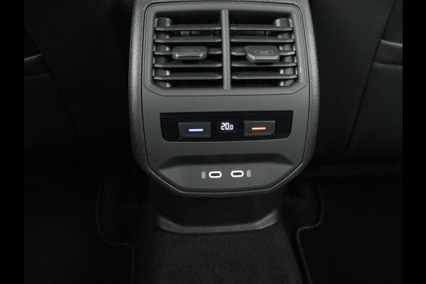 Seat Leon 1.5 eTSI FR Launch Edition | Stoelverwarming | Trekhaak | Adaptive cruise | Camera | Carplay | Sfeerverlichting | Navigatie | Keyless | Dynamic Chassis Control | Full LED